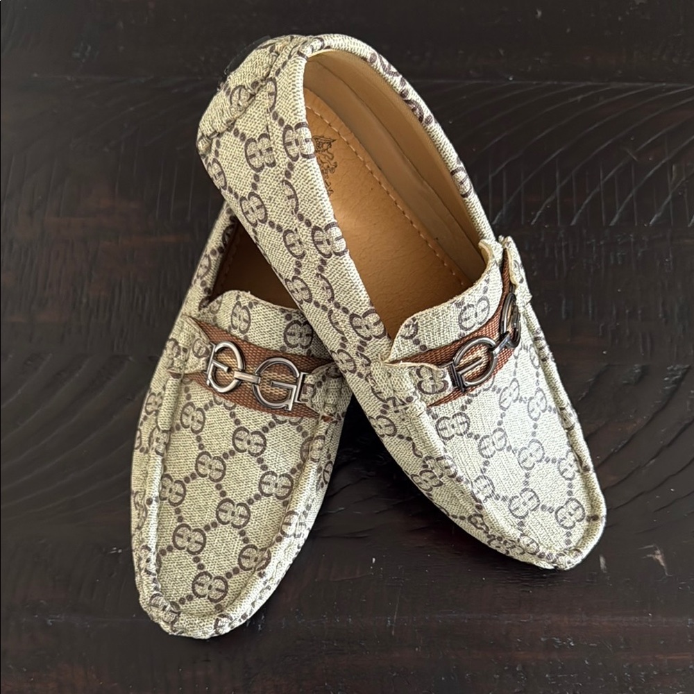 Total shoes Cream and Brown Dress Shoes with Monogram Print